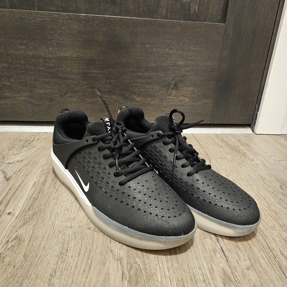 Men's Black Nike Zoom Nyjah 3 Skate Shoes
